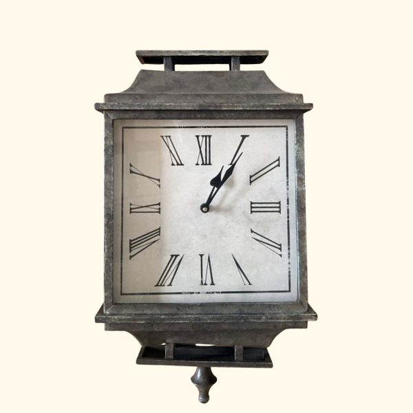 Reloj con detalles ornamentales