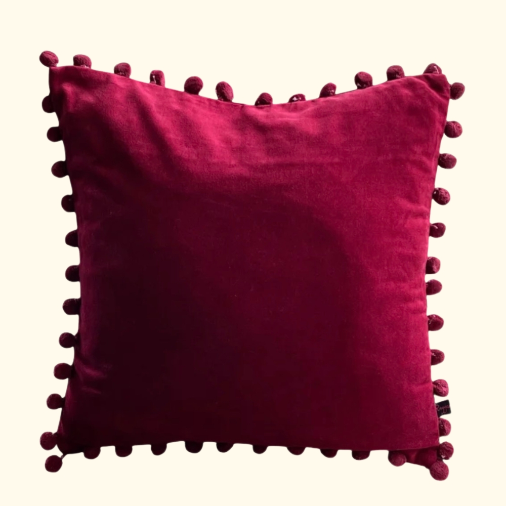 cojin-pompones-vino-rubi-12385.jpg Cojín Pompones Vino Rubí - Imagen 1