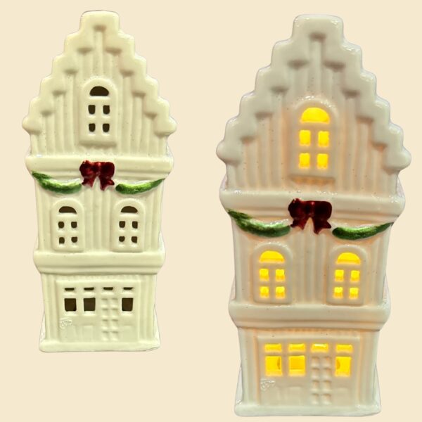 Casa blanca con luces