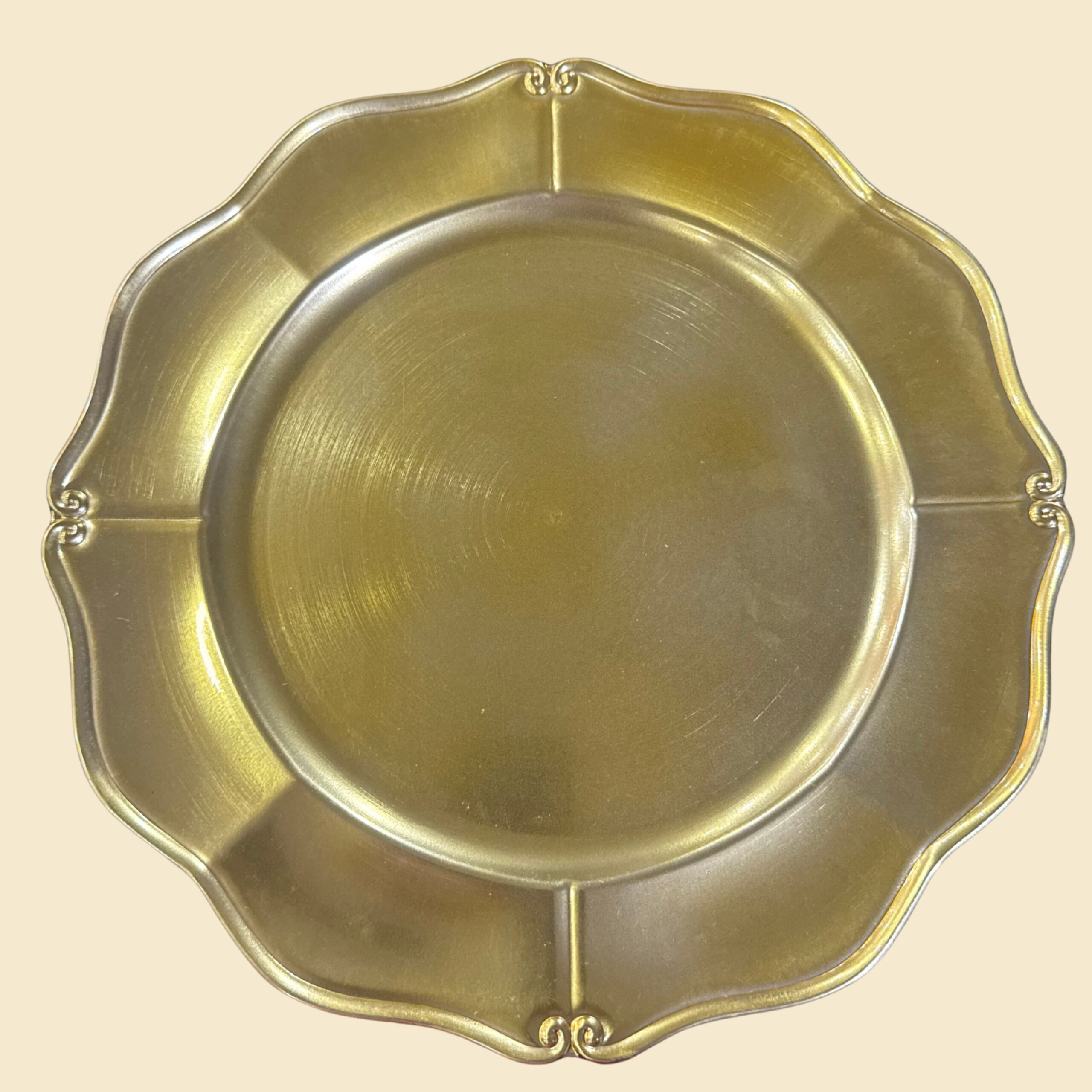 plato-base-dorado-bordes-curvos-c12219.jpg Plato base dorado bordes curvos - Imagen 1